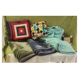 4 Blankets and Pillows