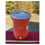 Rubbermaid drink dispenser with cup holder