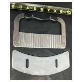 Pampered Chef Curved Crinkle Cutter with