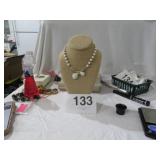 VTG UNMARKED WHITE NECKLACE W/LIGHT