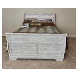 White Washed Queen Sleigh Bed With Quilt Sheets