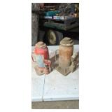 Two bottles hydraulic jacks.