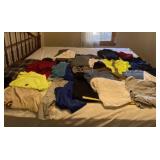 Menï¿½s T-shirts sz large and XL with socks