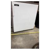 Avanti Mini Frig-turns on