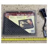 Trailer plug and Tuscan porcelain grid new in