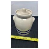 Roseville crock with lid, has small crack on top