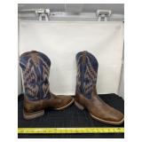 Menï¿½s Ariat size 13 square toe cowboy boots. Used