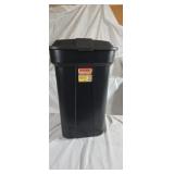 New 32 gal trash can with lid