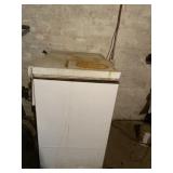 Amana older deep freeze unknown if works or not.