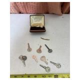 Gold toned tie clip, keys and jewelry box.