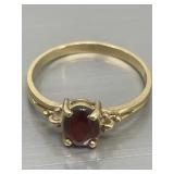 14k yellow gold  garnet cocktail ring. 1.87g Size