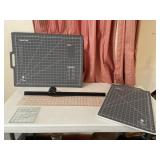 Quilters cut and press bench, mate FISKARS cutter