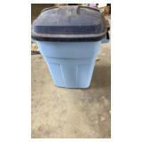 Rubbermaid 30 gal Trash can and lid