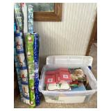 Christmas wrapping paper witu tote and lid of