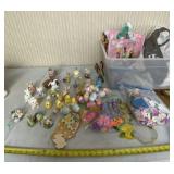 Tote with lid full of Easter decorations