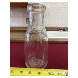silver Seal Meadow Gold one pint glass milk jar.