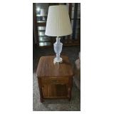 26 x 22 x 21 Oak Side Tavle & Crystal .Lamp