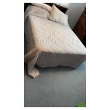 Full/Queen Bedspread, Pillows and sheetï¿½s