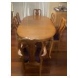Nice solid oak Thomasville dining room table 68