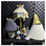 Tiffany-style slag glass hanging lamp features a