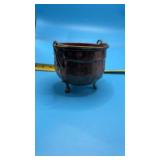 Vtg copper cauldron features three paw-shaped