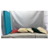 Tote w lid with throw pillows