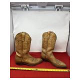 Menï¿½s size 10 D pointed toe cowboy boots.