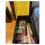 Tote with lid and Christmas gift bags, sign and