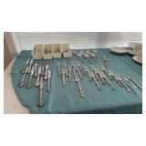 Flatware 10 butter knives, 8 forks, 7 salad