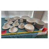 Porcelain dish set: 7 dessert plates, 10 bowls, 7