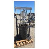 Graco Senator air driven lubercation pump works.