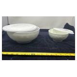 Pampered Chef Bowls with Lids