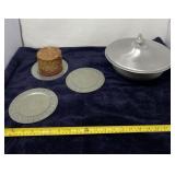 Beunilum Covered Dish with Plates