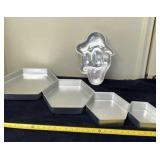 Walt Disney Donald Duck Cake Pan with Hexagon Cake