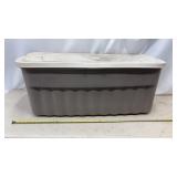 Large Rubbermaid Tote w/ lid