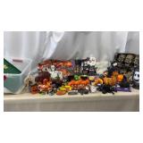Tote w/ lid of Halloween Decor
