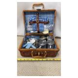 Vtg wicker picnic basket set,