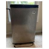 Small 2004 Refrigerator that Works and itï¿½s on
