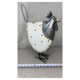 Posiwio metal hen garden decoration in a white