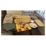 Placement mats for table with 2 decorative plates