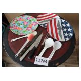 PLASTIC PICNIC PLATES & ASSESSORIES