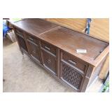 MAGNAVOX VINTAGE STEREO SYSTEM IN CABINET