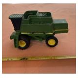 1/64 scale ERTL John Deere Maximizer Combine