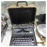 ANTIQUE ROYAL TYPEWRITER WTIH CARRY CASE