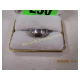 LADIES STERLING SILVER RING. SIZE 4.5