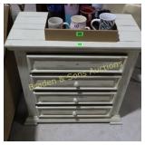 CONTEMPORARY END TABLE.