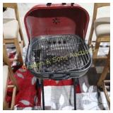 LIKE NEW CHARCOAL BBQ GRILL.