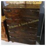 CONTEMPORARY 5 DRAWER CHEST OF DRAWERS.