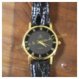 LIKE NEW LADIES GUCCI WATCH.