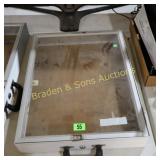 USED 22" X 17" ALUMINUM TABLE TOP DISPLAY CASE.
